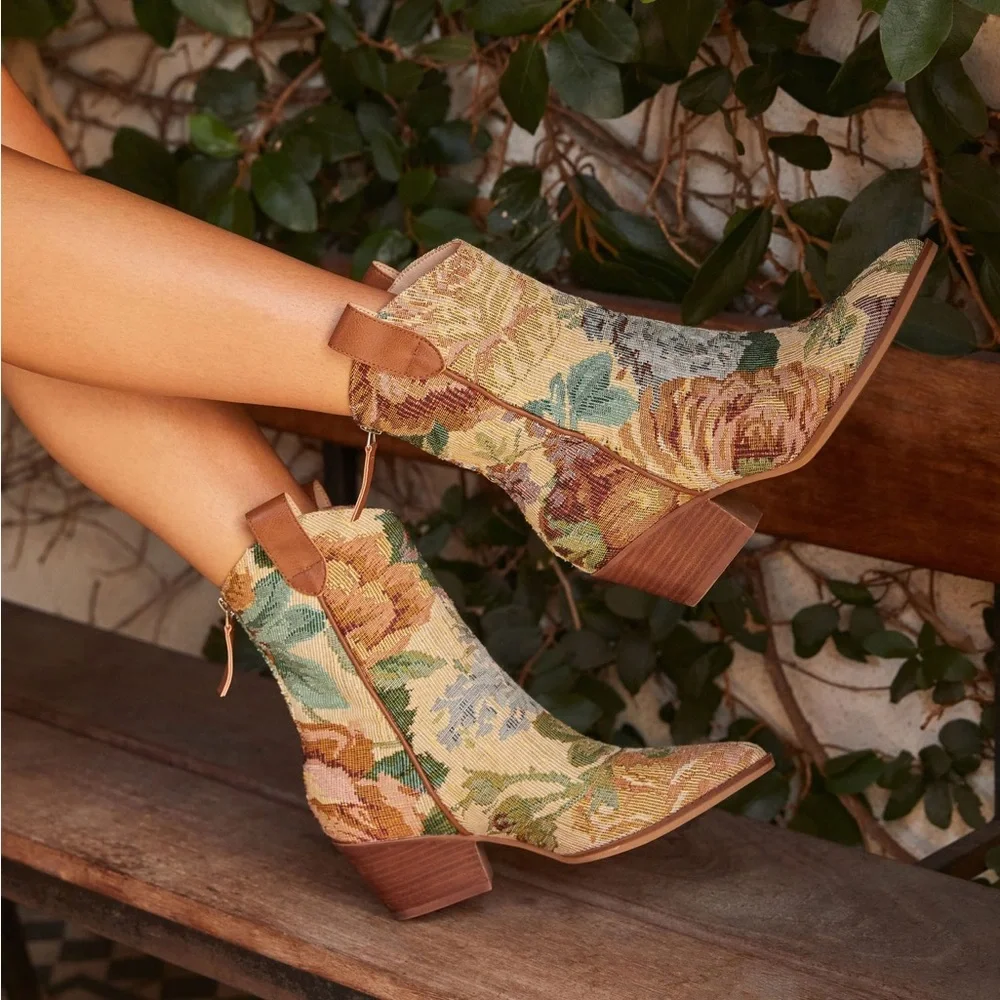 NWT Vintage Floral jacquard tapestry western Boot- vegan leather New Kaiya boots
